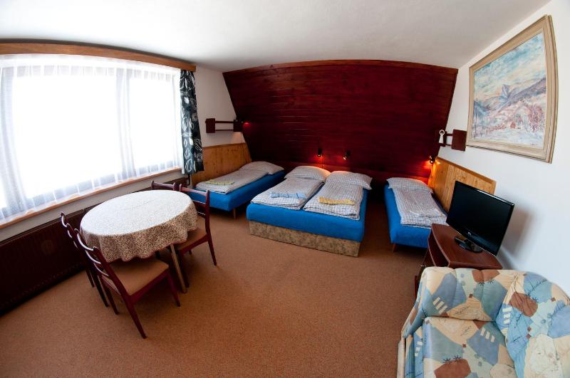 Quadruple Room with Private Bathroom image 2
