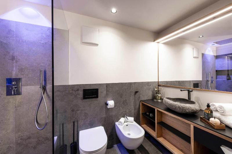Double Room image 3