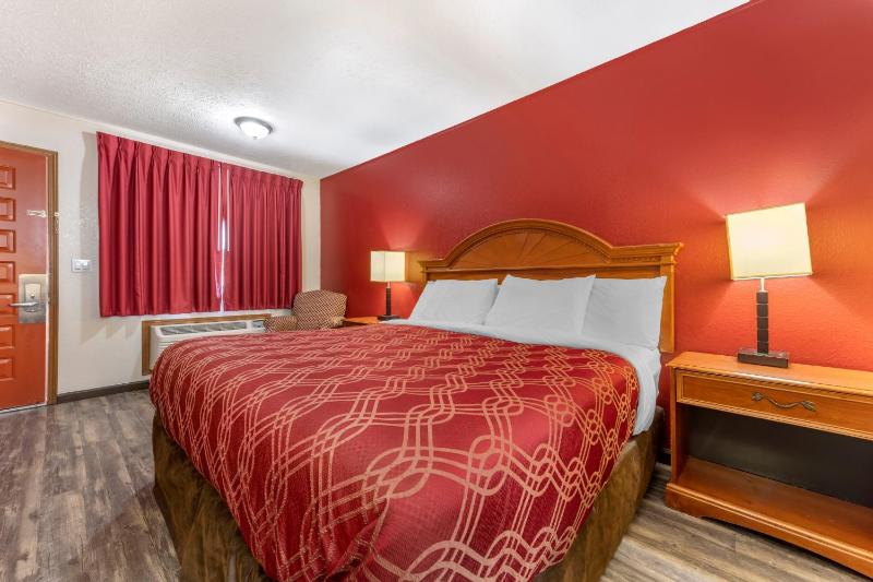 King Room - Non-Smoking image 3