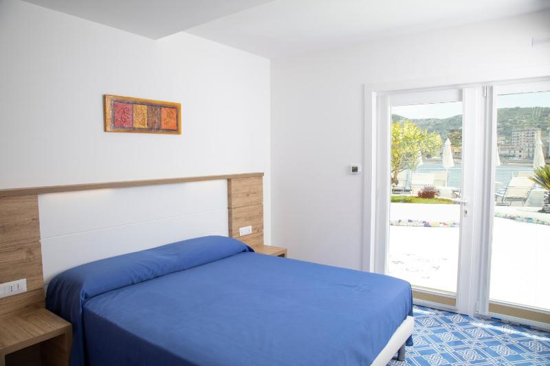 Double Room with Sea View image 4