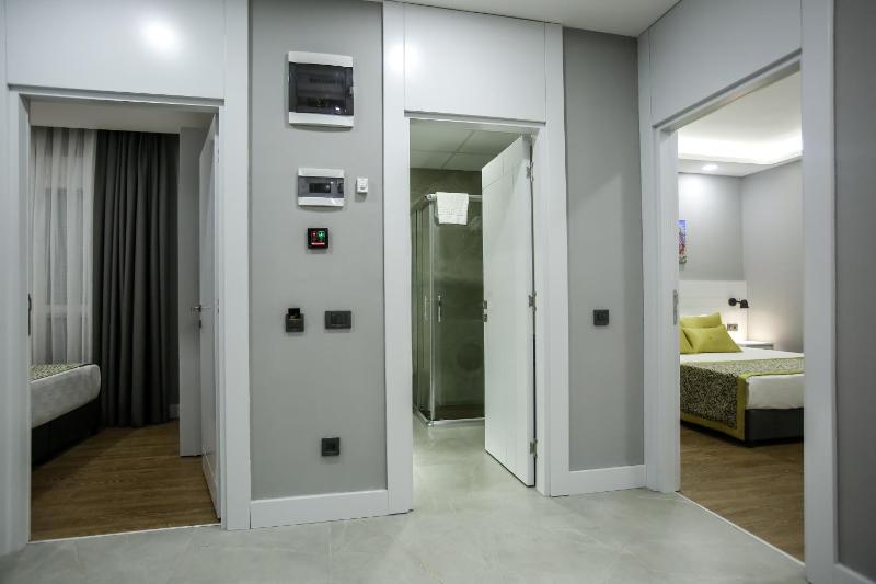 Deluxe Family Suite image 2