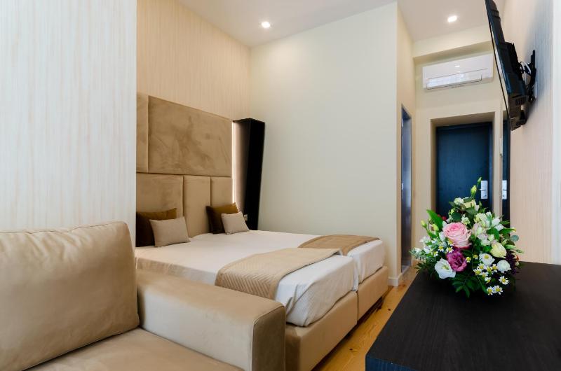 Superior Twin Room image 3