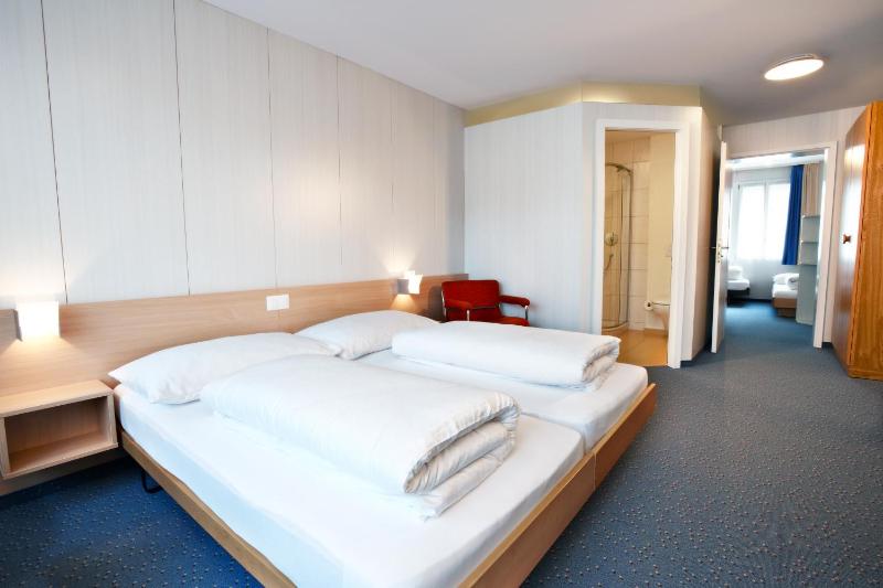 4-Bed Room image 1