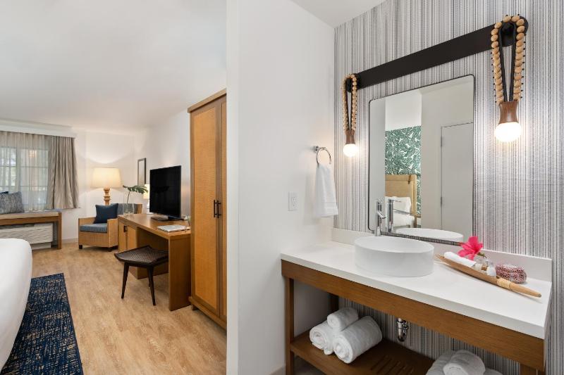 Queen Room with Two Queen Beds image 3