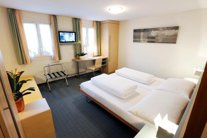 Double Room image 3