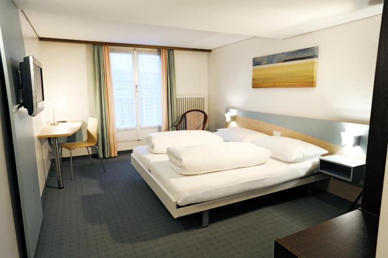 4-Bed Room image 2