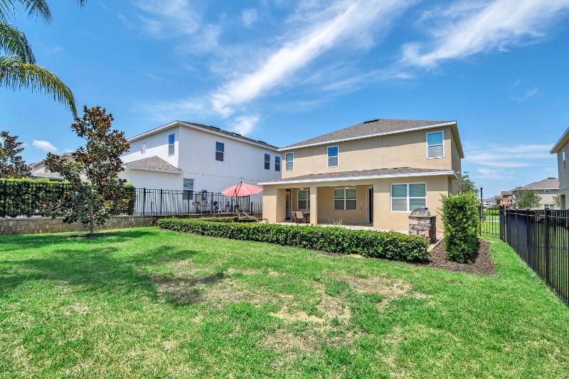 Six-Bedroom House image 3