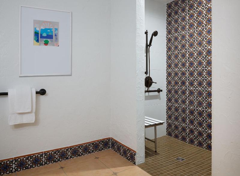 King Room with Accessible Shower - Disability Access image 4