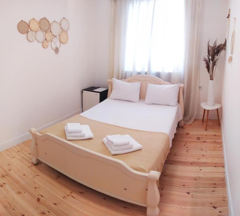 Standard King Room image 2