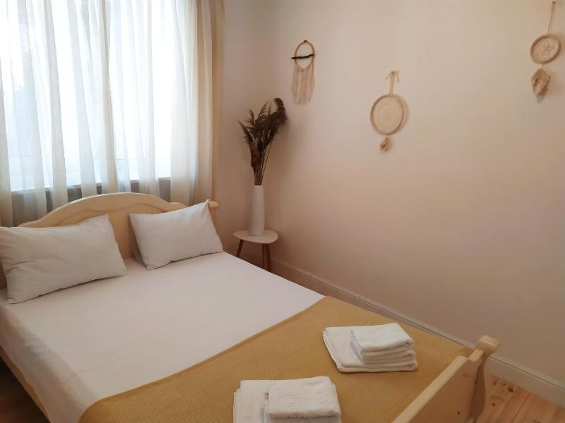 Standard King Room image 3