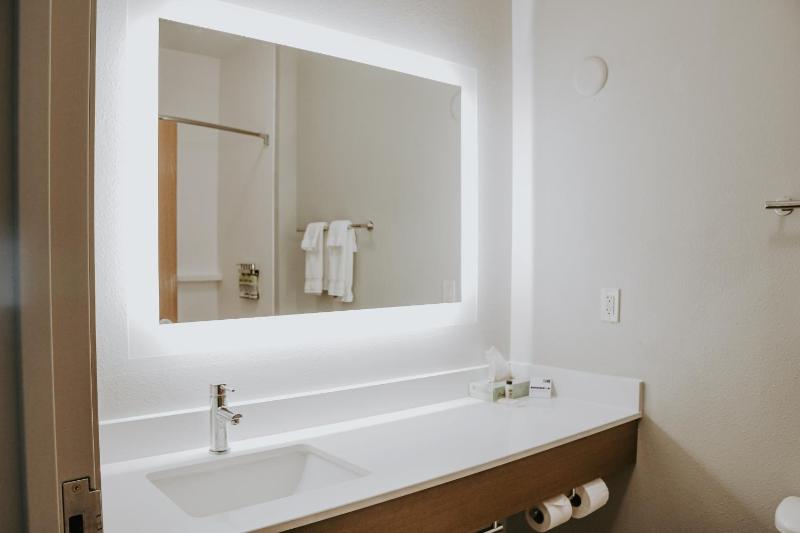 Standard King Room image 3