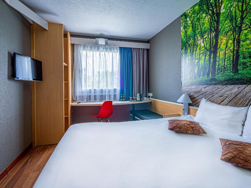 Standard Twin Room image 1