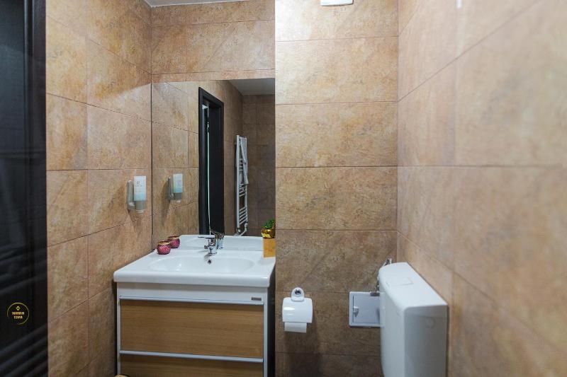 Twin Room image 4