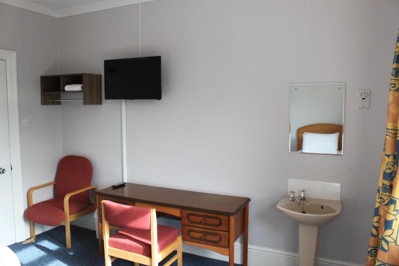 Budget Twin Room image 4