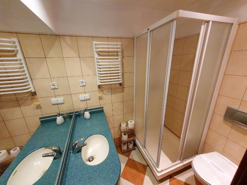 Economy Quadruple Room image 3