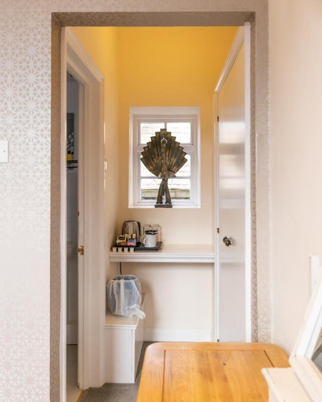 Superior Twin Room image 3