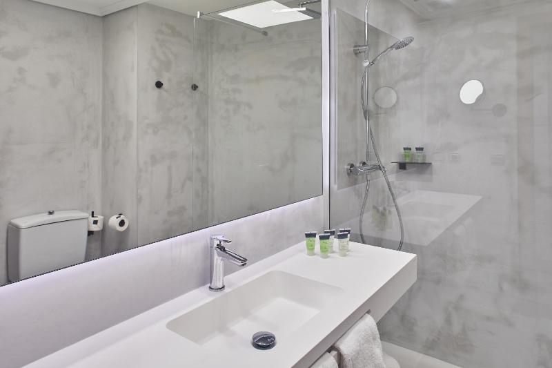 Comfort Twin Room With Terrace image 2