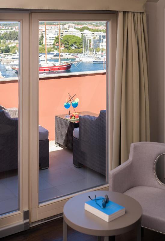 Luxury Suite with Balcony image 4