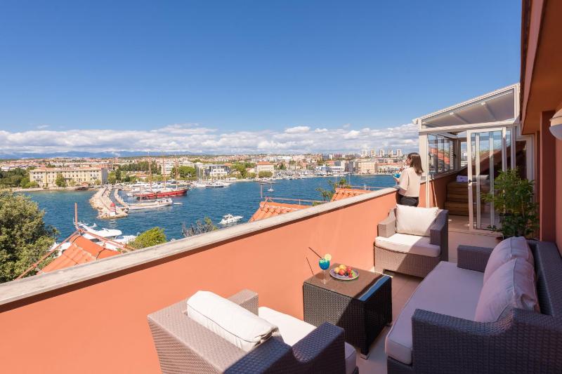Luxury Suite with Balcony image 2