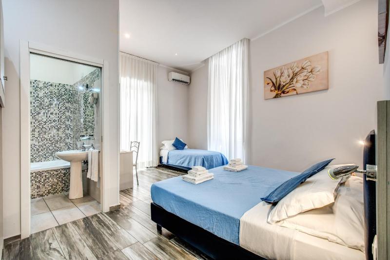 Deluxe Double or Twin Room image 2