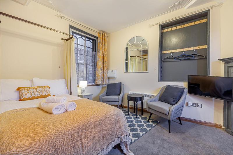 Studio Apartment image 3