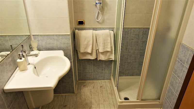 Classic Quadruple Room image 4