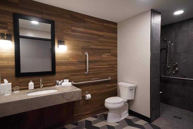 King Room - Disability Access image 3
