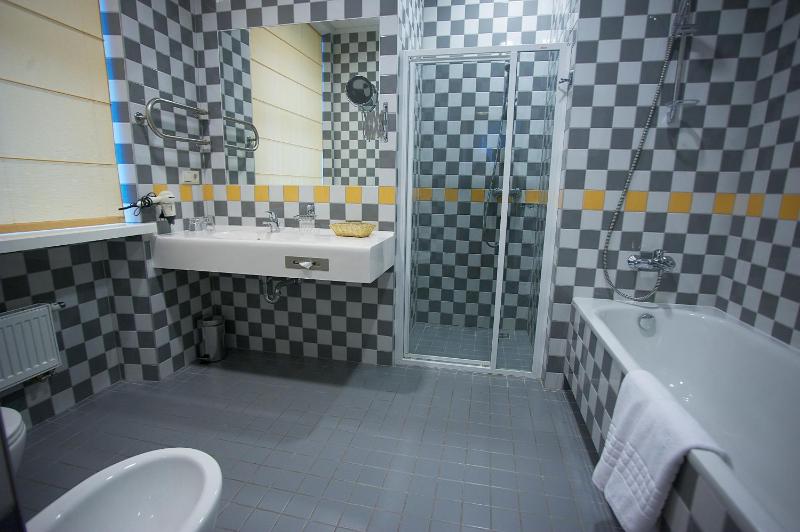 Family Room image 2