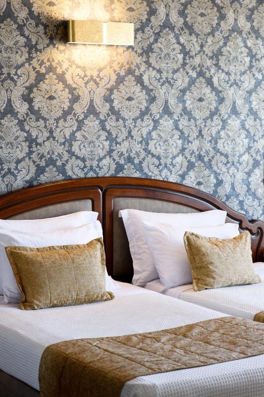 Superior Twin Room image 3