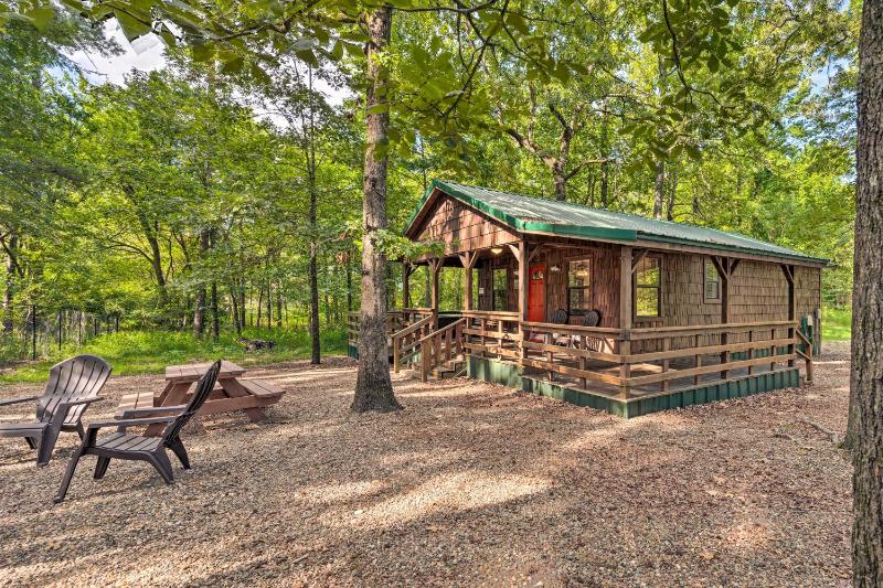 Relaxing Broken Bow Bungalow with Hot Tub and Deck! Images