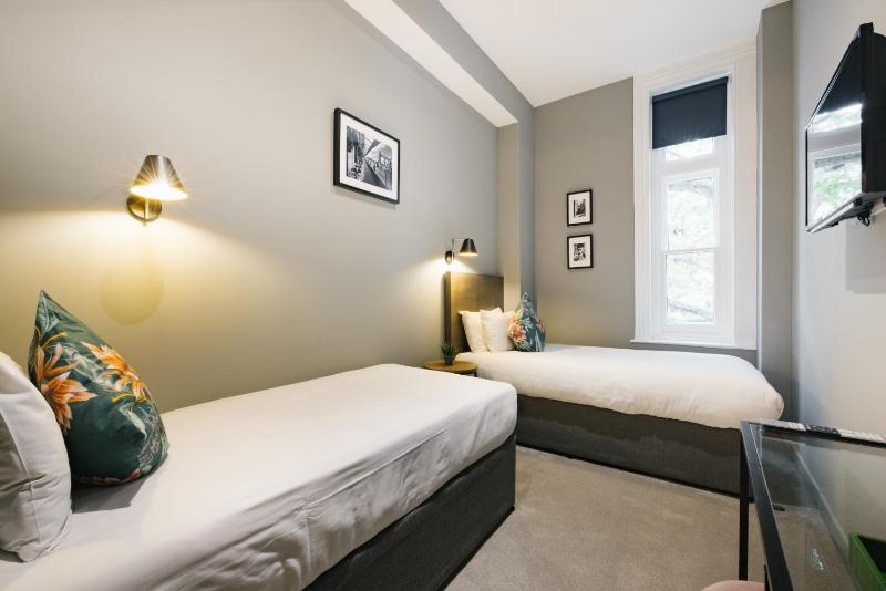Standard Twin Room image 1