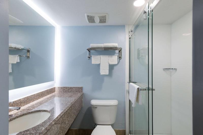 Standard King Room image 3