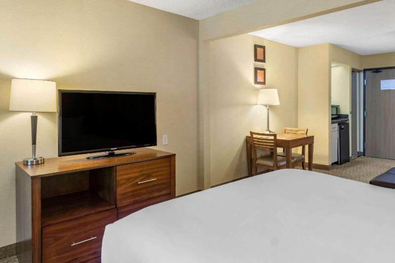 Queen Suite with Two Queen Beds - Non-Smoking image 3