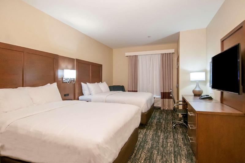 Queen Room with Two Queen Beds - Non-Smoking image 3