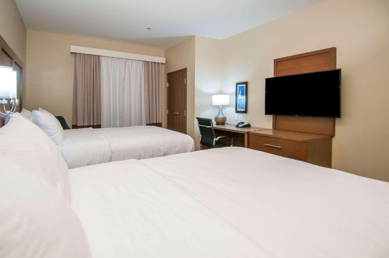 Queen Room with Two Queen Beds - Non-Smoking image 3