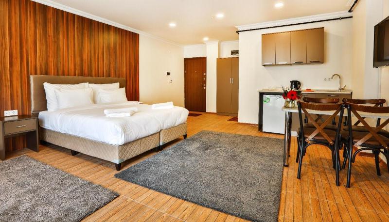 King Studio with Sofa Bed image 3