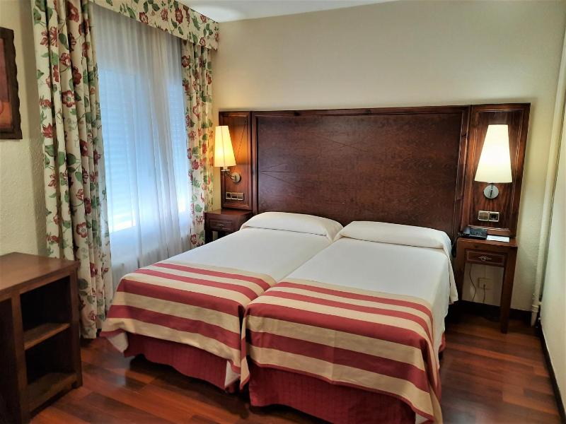 Small Double Room image 4