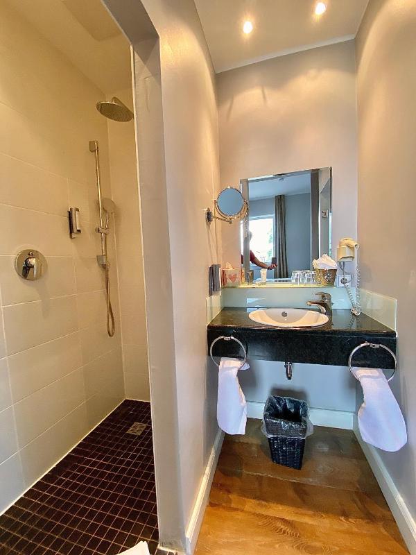 Deluxe Double Room with Balcony image 3