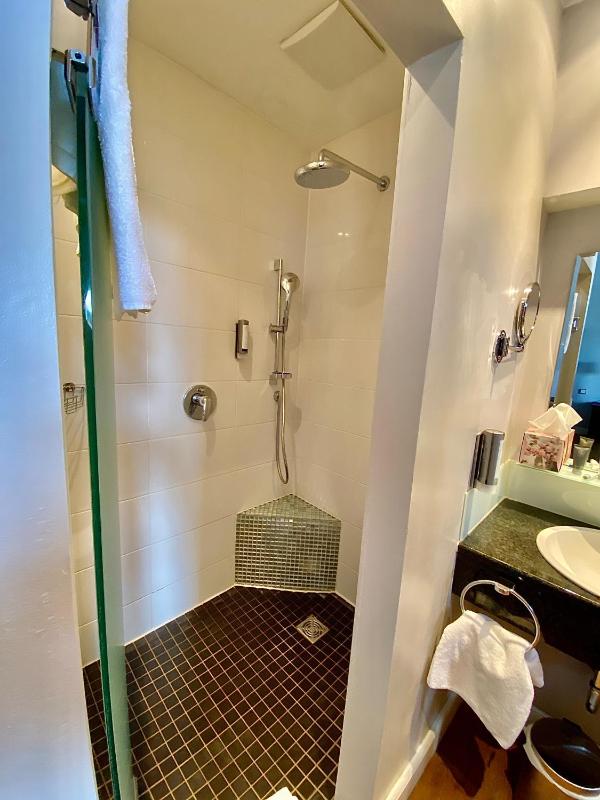 Deluxe Double Room with Balcony image 4