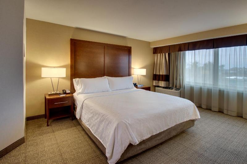 Standard King Room image 3