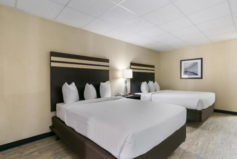Deluxe Room with Two Queen Beds Poolside image 2