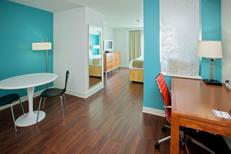 Standard King Room with Shower Bath image 2