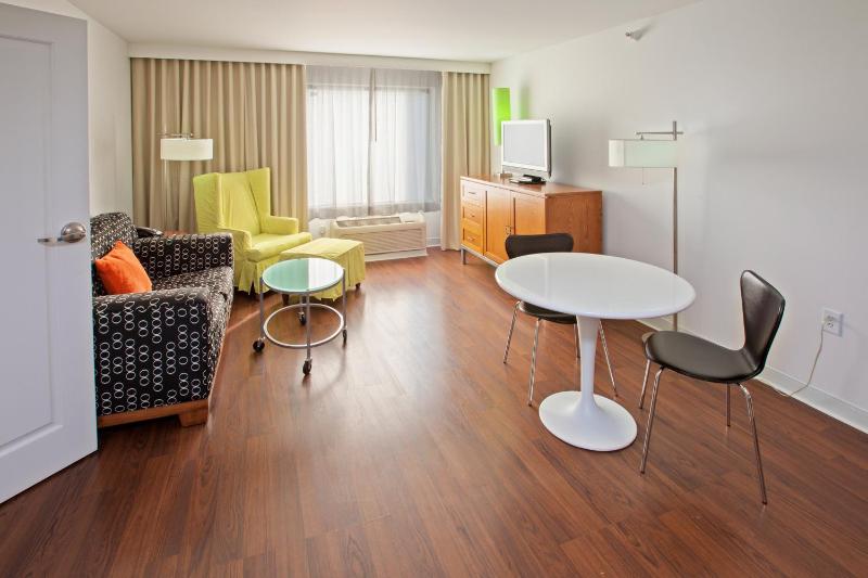 One-Bedroom King Suite with Sofa Bed image 3