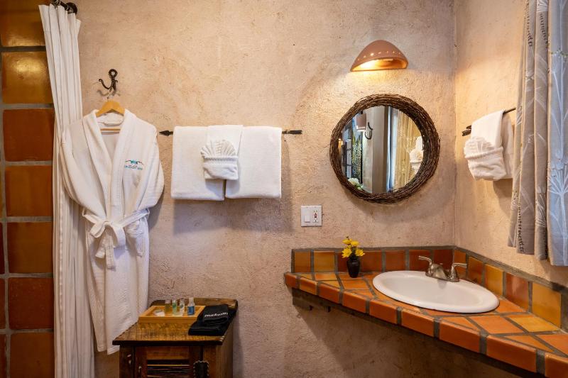 Queen Room - Disability Access image 2