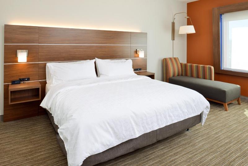 Standard King Room with Walk-In Shower image 4