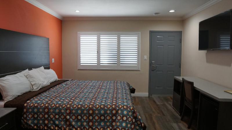 Standard King Room image 4