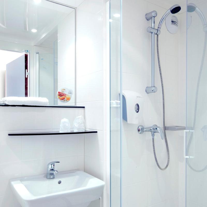 Triple Room (1 Double Bed + 1 Single Bed) image 2