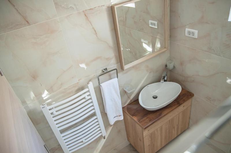 Deluxe Triple Room image 4