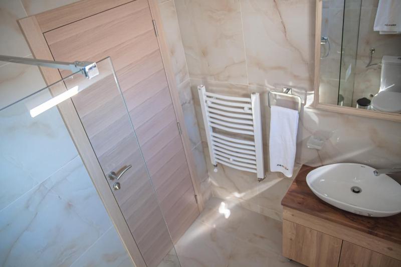 Deluxe Triple Room image 3