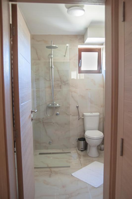 Deluxe Triple Room image 3